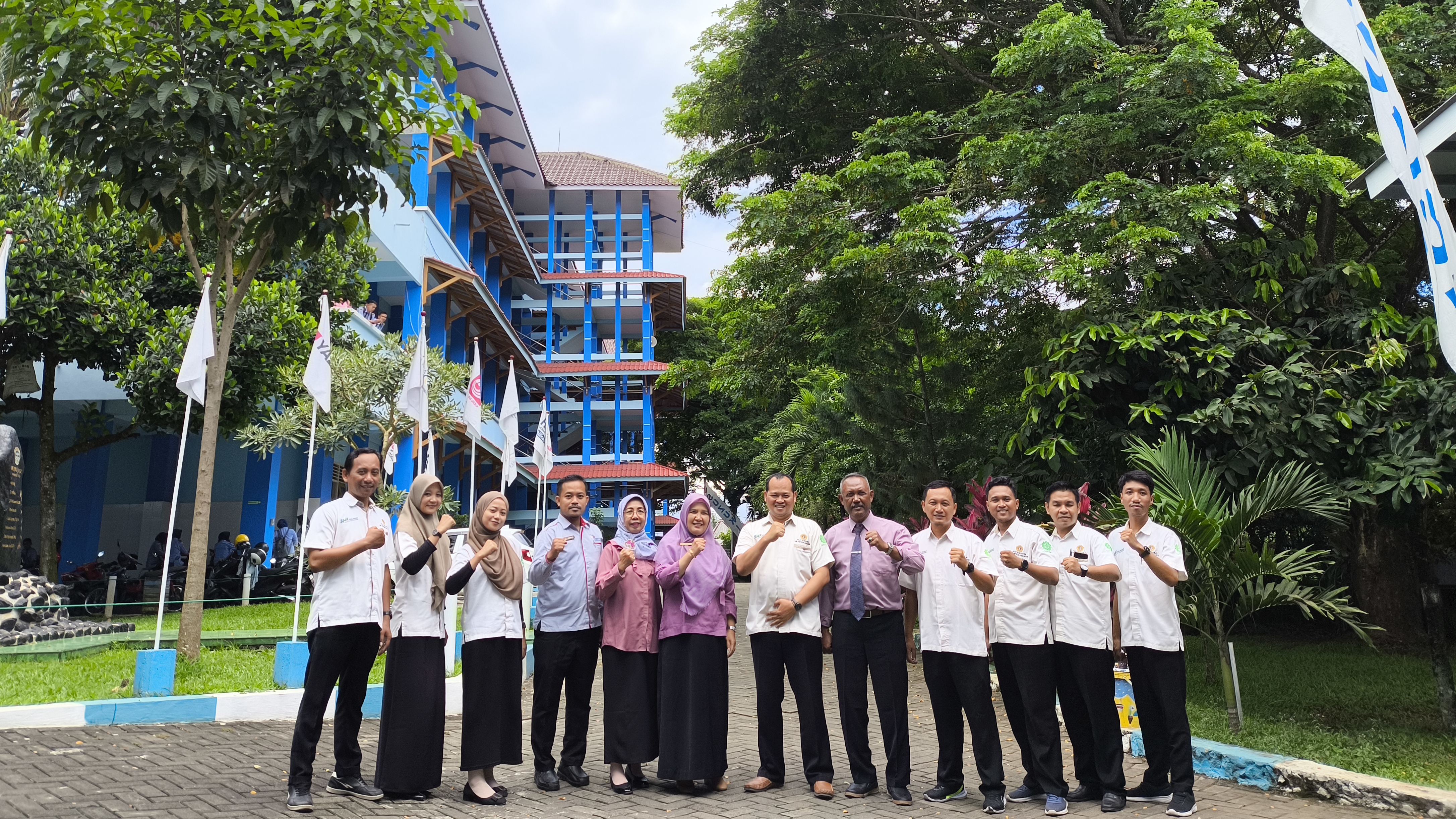 Study Tiru ke SMK Brantas Karangkates Malang dihadiri oleh Bapak Kepala Sekolah Erik Sumarsono, dan seluruh tim BKK SMK Pawyatan Daha 3 Kediri.
Studi Tiru kali ini bertujuan untuk membangun Kerja sama BKK SMK Brantas Karangkates dengan BKK Smk Pawyatan Daha 3 Kediri semoga adanya Study ini bisa bermanfaat bagi orang - orang pencari kerja
( BEKERJA ) BERMANFAAT KEPADA ORANG PENCARI KERJA.